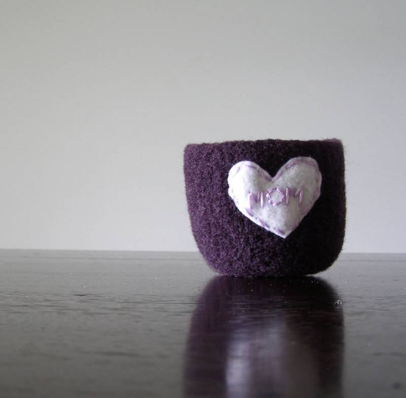 Gefilzte Ringschale - Dunkellila Wolle Mit Weißem Herz Und Pinkfarbener Stickerei "Mom" Geschenke Für Mama Sofort Versandfertig." von theFelterie