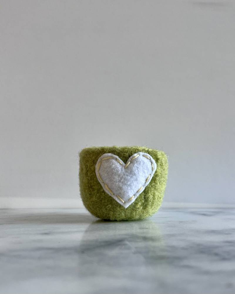 Gefilzte Schale Aus Wolle - Hellgrüne Mit Weißem Herz Öko Filz Ringhalter Jubiläum von theFelterie