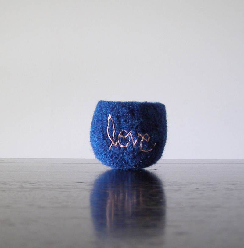 Gefilzte Wollschale - Dunkelblaue Filzschale Mit Hellrosa Gesticktem Love Kratzfrei Schmuckaufbewahrung von theFelterie