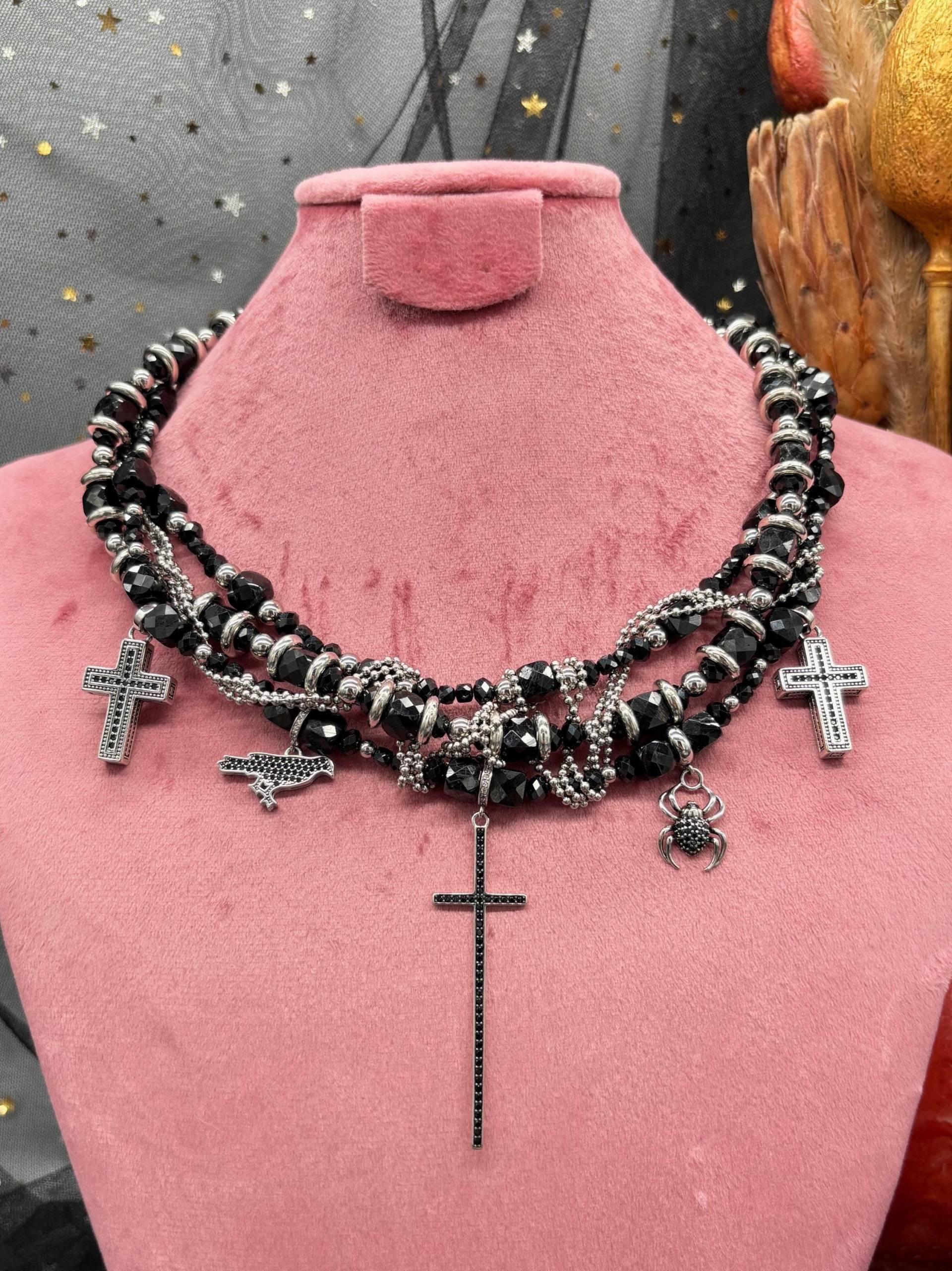 Black No. 1 Gothic Statement Kette, Rabe Mit Drei Kreuzen, Spinne & Anhängern Black No. 1 Gothic Statement Kette, Rabe Mit Drei Kreuzen, Spinne & Anhängern von theNeedfulOddities