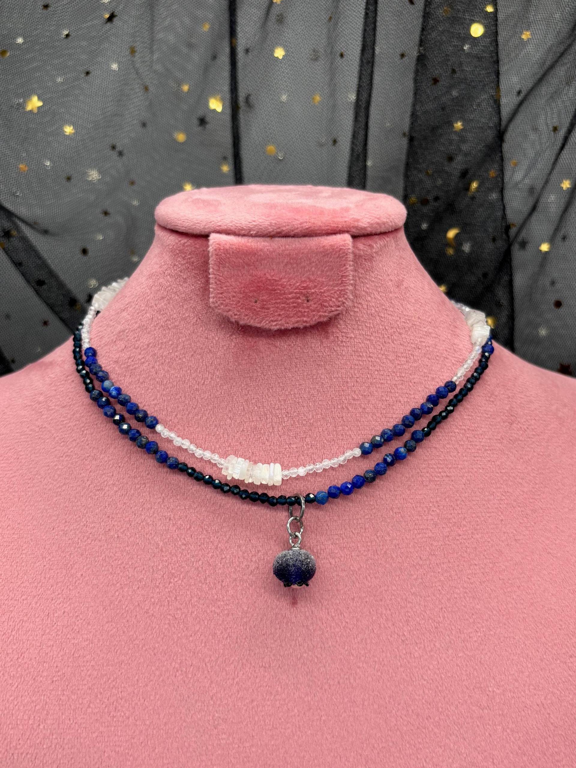 Blaubeer-Eis Filigrane Halskette Aus Lapis, Saphir & Mondstein Mit Gefrostetem Blaubeer-Anhänger Blaubeer-Eis Filigrane Halskette Aus Lapis, Saphir & Mondstein Mit Gefrostetem Blaubeer-Anhänger von theNeedfulOddities