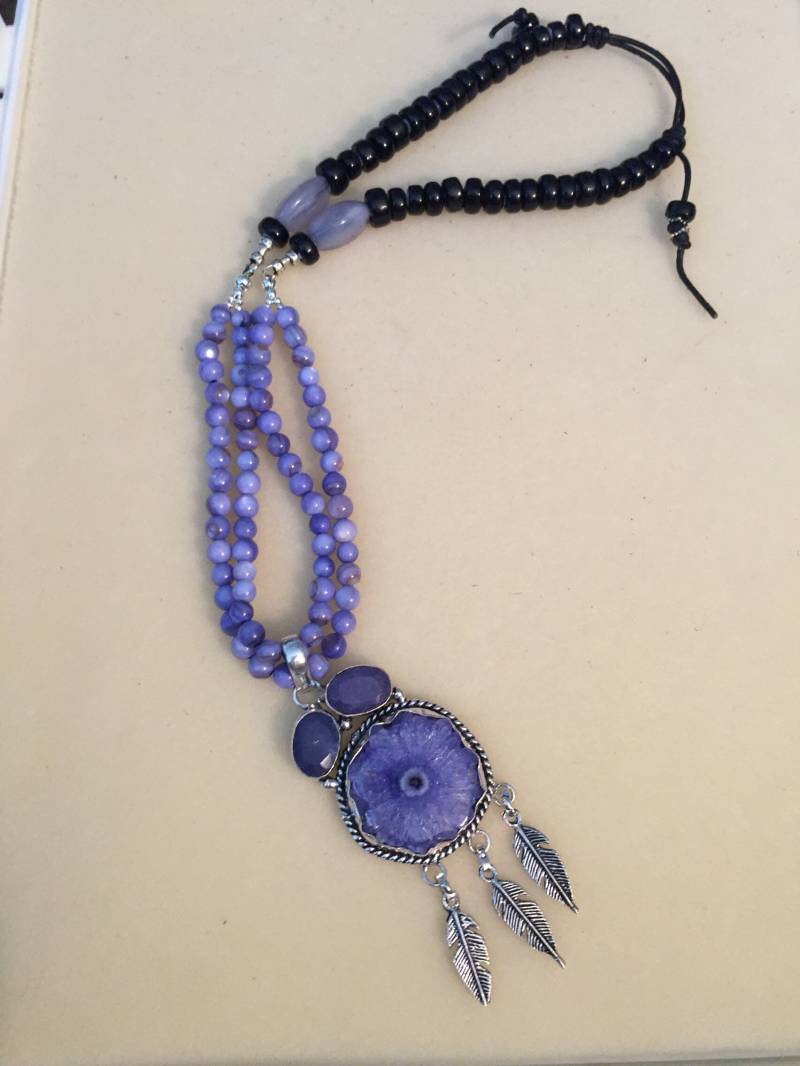 sterling Silber Federn Tief Blau-Violett-Solar-Quarz-Halskette sterling Silber Federn Tief Blau-Violett-Solar-Quarz-Halskette von thePearlyPanoply