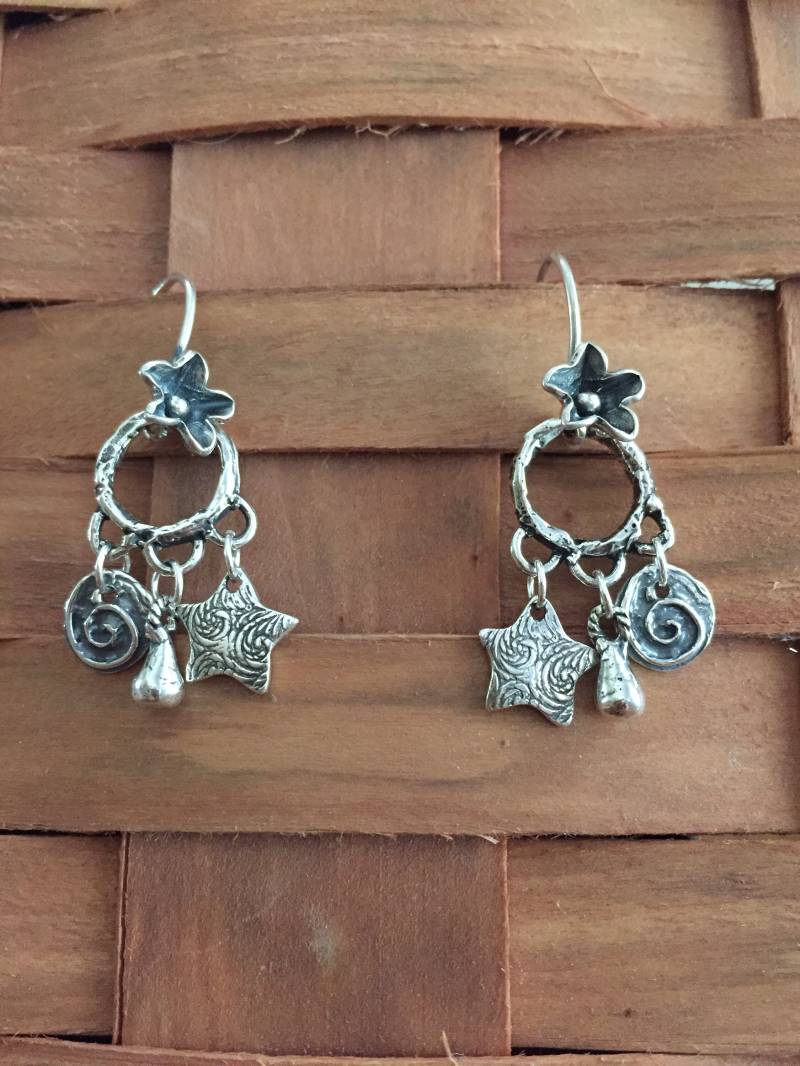 sterling Silber Kleine Ohrringe Mit Charme von thePearlyPanoply
