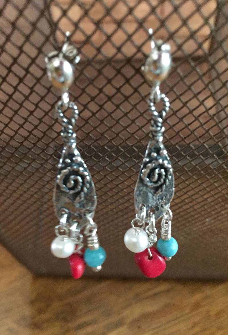 sterling Silber Spirale Teardrop Ohrringe Mit Kleinen Perle Baumelt von thePearlyPanoply