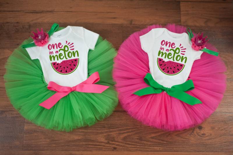 Eine in Einem Melonen-Zwillinge-Outfit Zum Ersten Geburtstag, Obst-Geburtstag, Wassermelonen-Smash Für Zwillingsmädchen, Kuchen-Smash-Outfit von thePhotoPunks