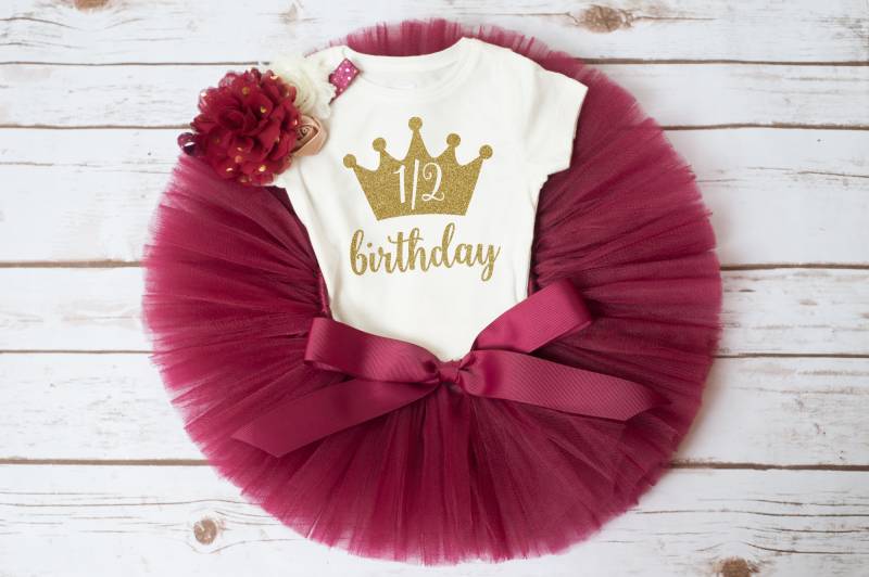 "Halbes Geburtstags-Outfit "Paula" - Foto-Outfit Für Den Halben Geburtstag in Burgund." von thePhotoPunks