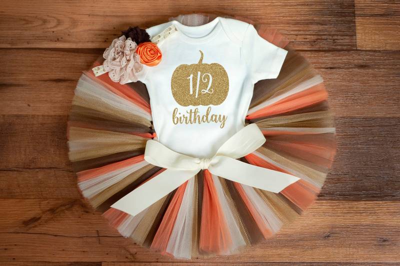 Herbstliches Kürbis Outfit 6 Monate Geburtstag Mädchen "Tashia' Orange, Braun, Beige, Und Gold von thePhotoPunks