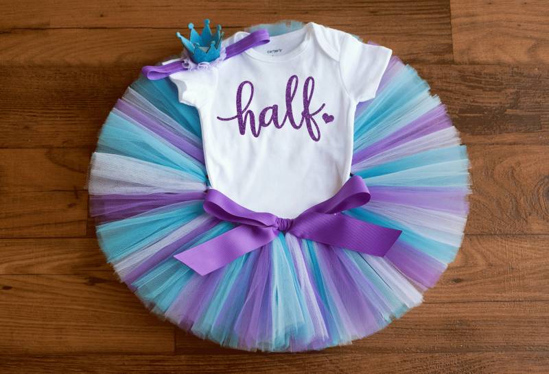 'audrey' Mädchen Outfit Zum Halben Geburtstag in Lila Und Blau von thePhotoPunks