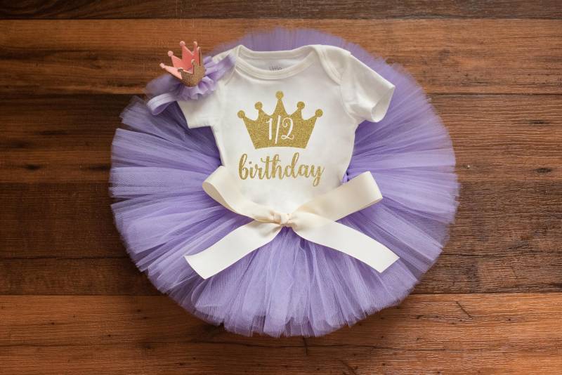 Lila Und Gold Halber Geburtstag Outfit "Sophia' 6 Monate Foto Outfit, Tutu Set, Baby-Meilenstein von thePhotoPunks
