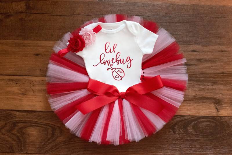 Rosa Und Rotes Baby Mädchen Valentinstag Outfit "Lovebug" von thePhotoPunks