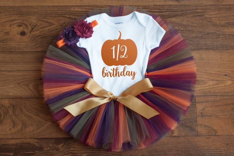Oranger Kürbis Halber Geburtstag Mädchen Herbst Outfit von thePhotoPunks