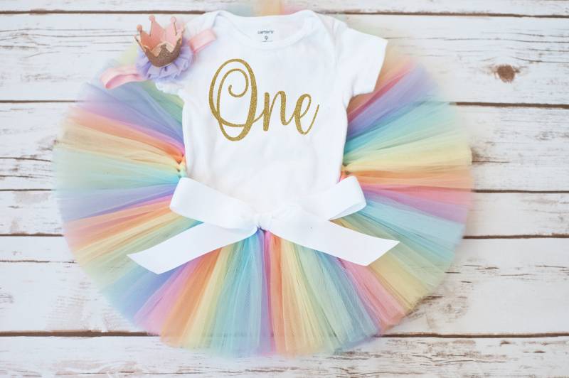 Pastellfarbenes Regenbogen Geburtstags-Outfit Für Mädchen von thePhotoPunks