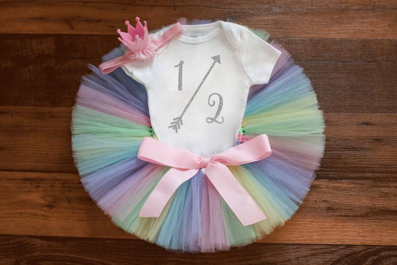 Pastell Regenbogen Halber Geburtstag Outfit "Kaylyn' Einhorn Tutu Set, 6 Monate Meilenstein Foto Pastell Regenbogen Halber Geburtstag Outfit "Kaylyn' Einhorn Tutu Set, 6 Monate Meilenstein Foto von thePhotoPunks