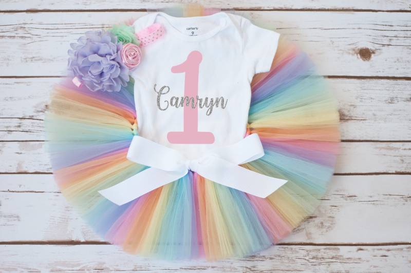 Personalisierte Pastell Regenbogen Baby Ersten Geburtstag Outfit von thePhotoPunks