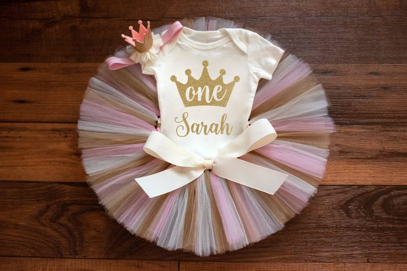 Personalisiertes Erstes Geburtstag Prinzessin Outfit Mädchen "Luca Gold' von thePhotoPunks