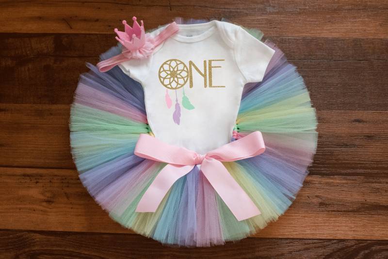 Regenbogen Traumfänger Geburtstag Outfit "Kaylyn' Boho Pastell Feder Erstes Geburtstags Outfit, Cake Smash Tutu Set von thePhotoPunks