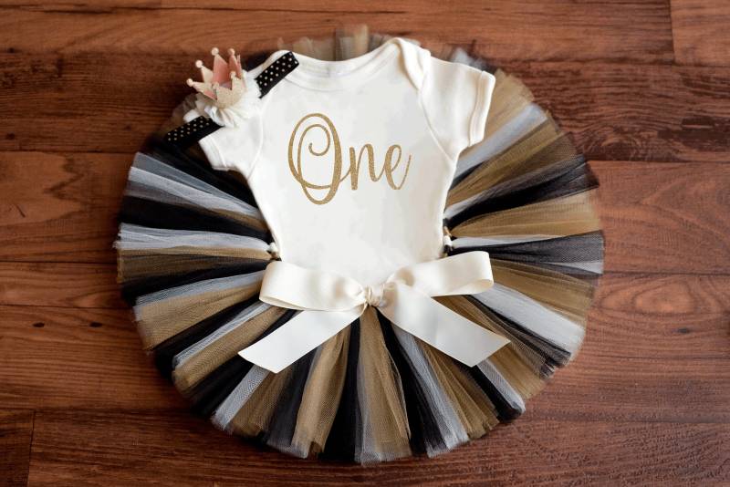 Schwarz Und Gold Tutu Outfit Für Mädchen Zum 1. Geburtstag "Clara Gold" von thePhotoPunks