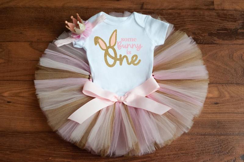 Some Bunny Is One Birthday Outfit Girl Pink-Gold "Rosalie" von thePhotoPunks