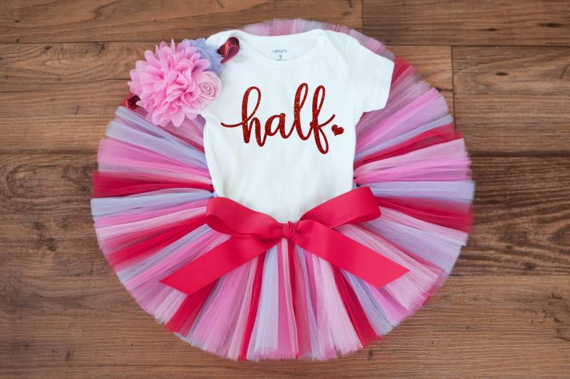 "Ellie - Baby Mädchen Geburtstagsoutfit "Ellie" in Rosa Und Rot." von thePhotoPunks