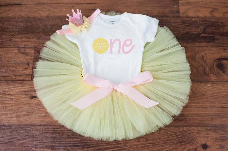 "Zitrone Erster Geburtstag Outfit "Goldie" Pastell Zitrone 1st Birthday Tutu Mädchen, Limonade Party Thema, Sommer Obst Kuchen Zerschlagen Outfit." von thePhotoPunks
