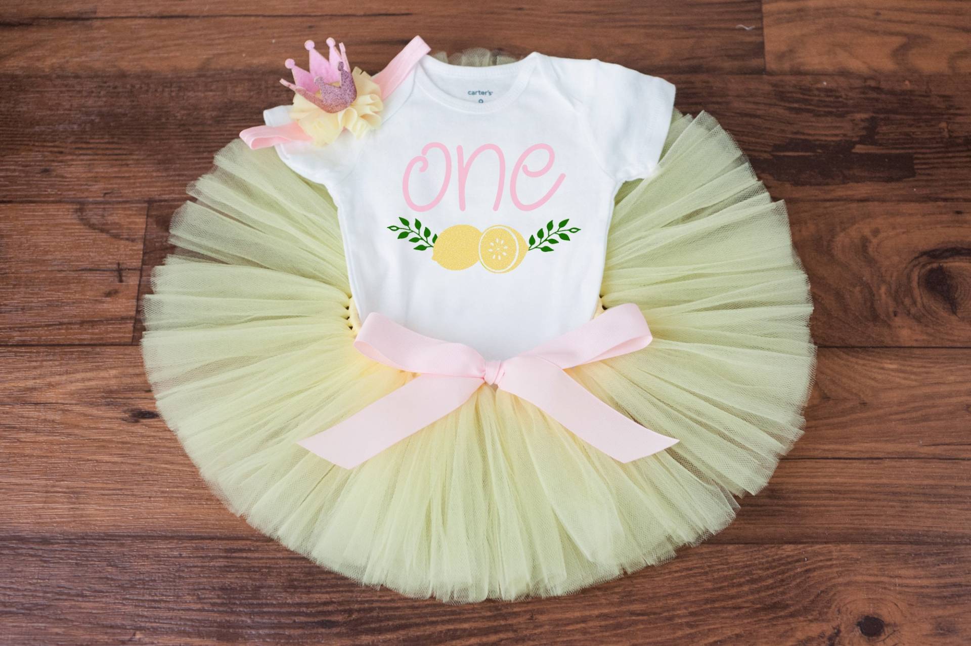 "Zitrone "Goldie" Geburtstagskleid Pastell Rosa Und Gelb" von thePhotoPunks