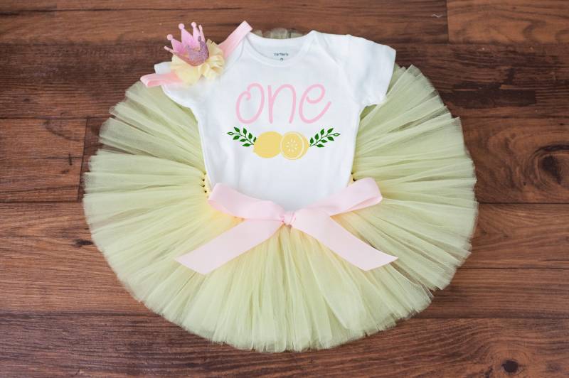 "Zitrone "Goldie" Geburtstagskleid Pastell Rosa Und Gelb" von thePhotoPunks