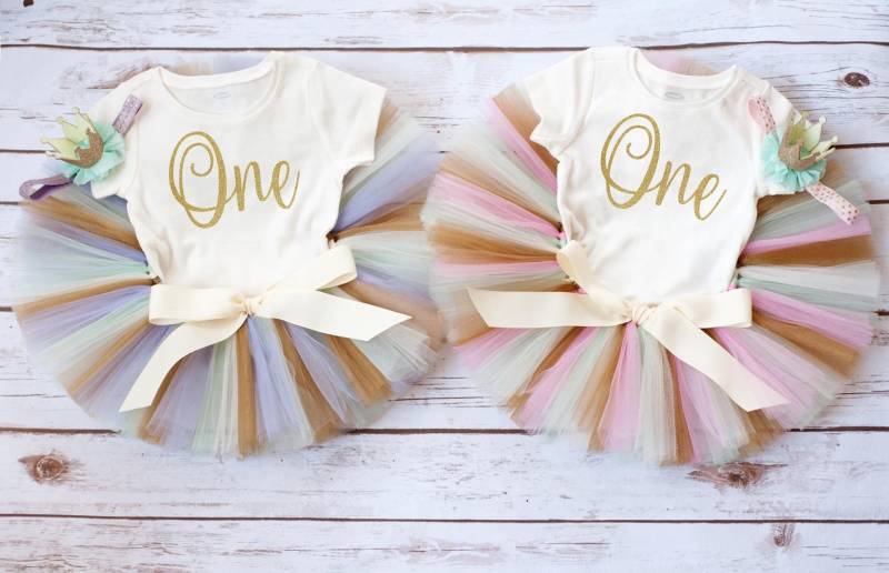 Zwillinge Mädchen Ersten Geburtstag Outfits Rosa, Lila, Mint, Und Gold von thePhotoPunks