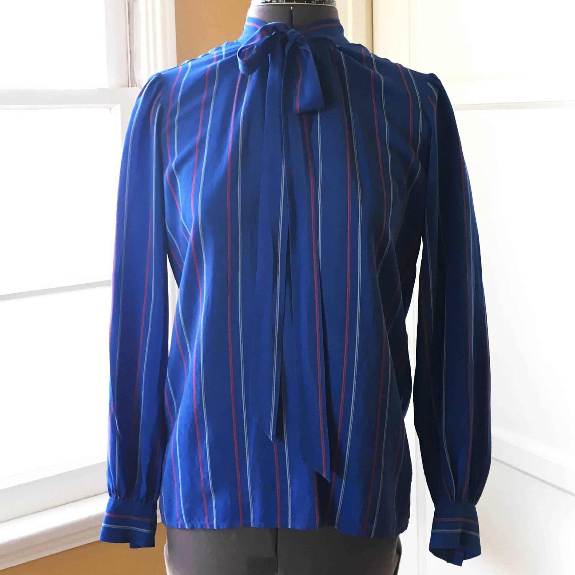 80Er Jahre Royal Blau Gestreift Seide Sekretärin Hemd Vintage Top Bluse 70Er Seidenbluse Krawatte Schleife Vorne 80Er Jahre Royal Blau Gestreift Seide Sekretärin Hemd Vintage Top Bluse 70Er Seidenbluse Krawatte Schleife Vorne von theRetroLink