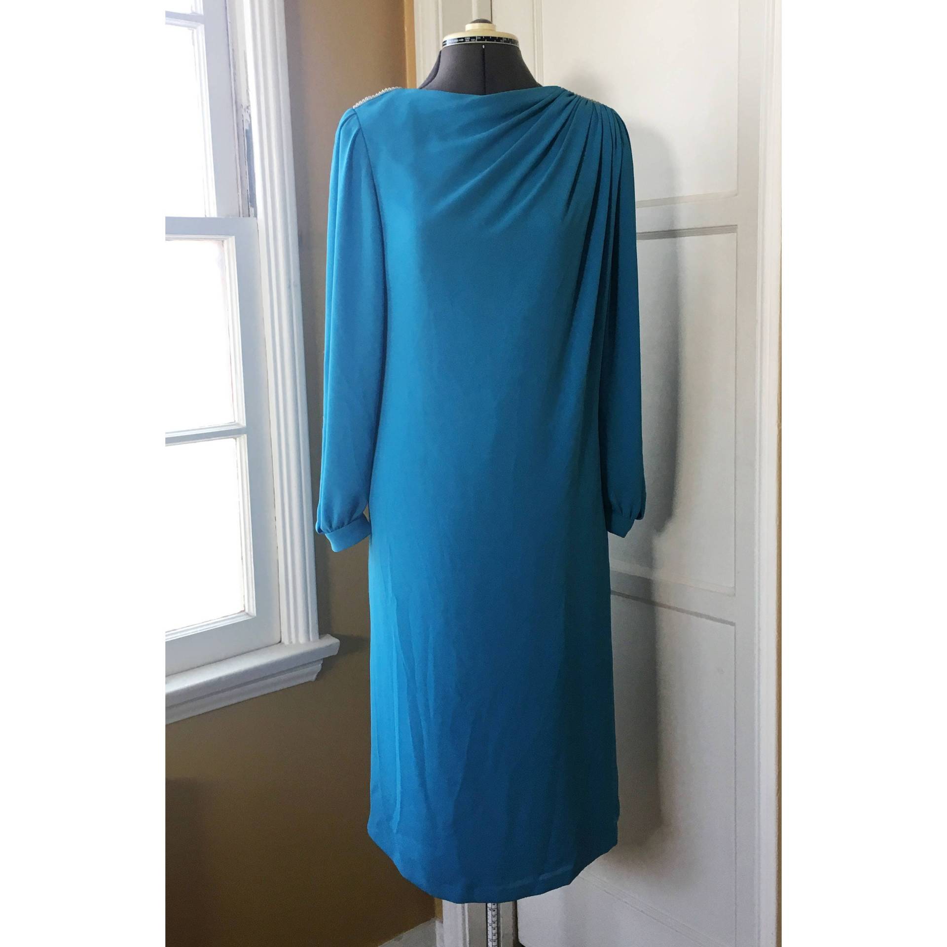 Lebhaft Türkisfarbenes 80Er-Jahre-Abendparty. Tief Gekleidet Zurück, Lange Drapierte Ärmel Strass-Detail Gerade Silhouette Vintage Dress Lebhaft Türkisfarbenes 80Er-Jahre-Abendparty. Tief Gekleidet Zurück, Lange Drapierte Ärmel Strass-Detail Gerade Silhouette Vintage Dress von theRetroLink