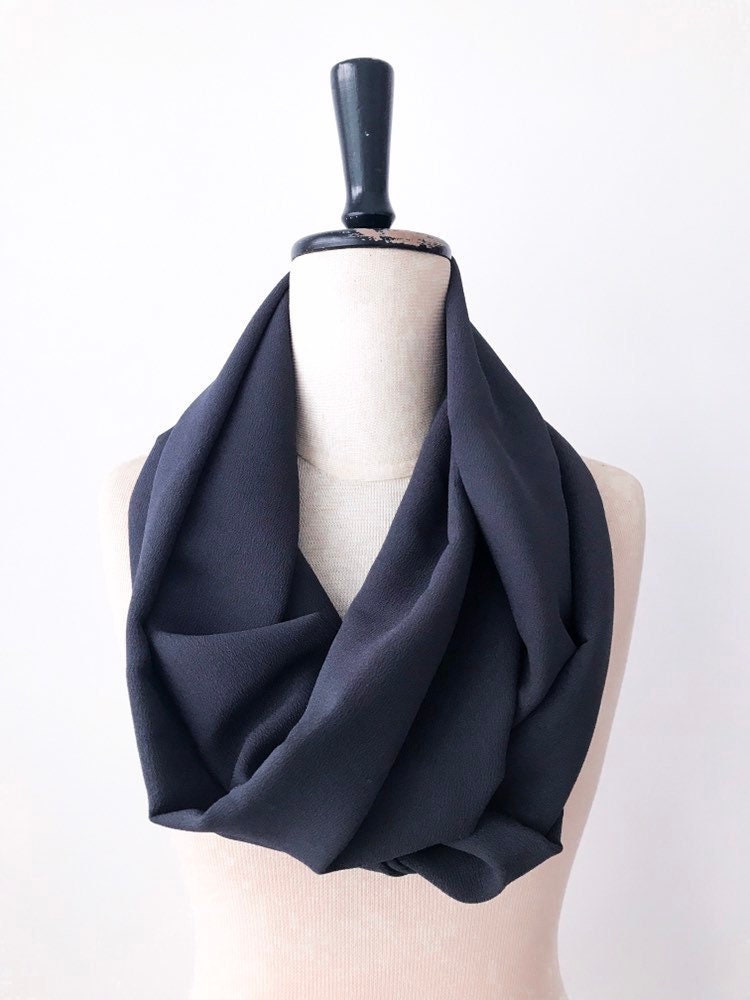 Handgemachte Infinity Schal Dunkelgrau Anthrazit Schal, Mode-Accessoire, Schals & Wraps, Schals, Eternity Geschenkidee, Geschenke Für Sie von theSoHo