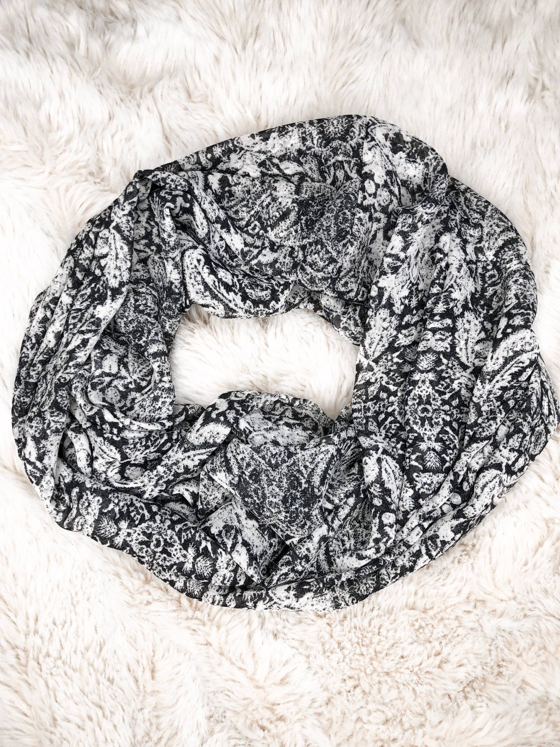 Handgemachte Infinity Schal Schwarz Weiß Azteken Muster, Chiffon Handgemachte Infinity Schal Schwarz Weiß Azteken Muster, Chiffon von theSoHo