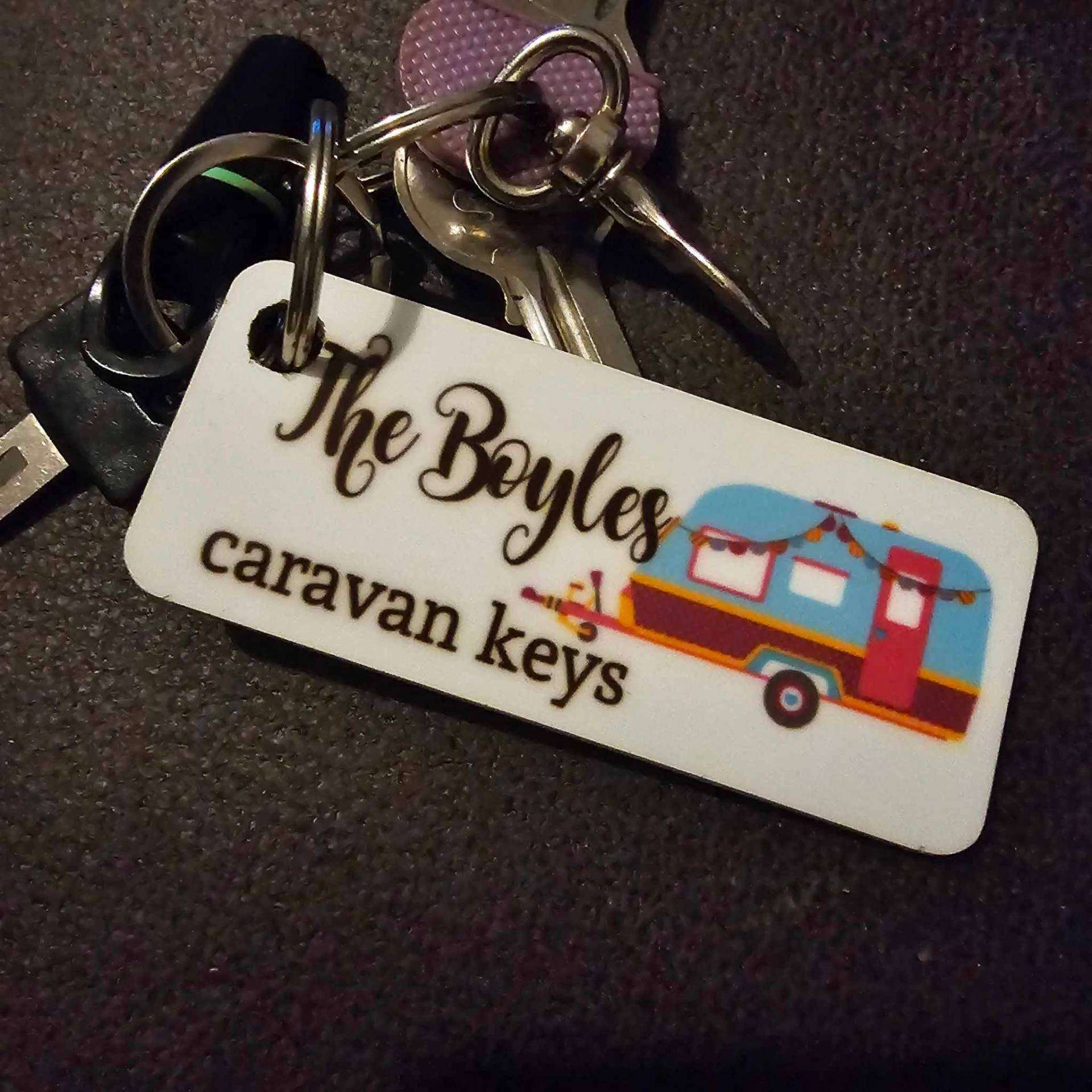 Personalisierte Caravan Schlüssel Schlüsselanhänger Neue Wohnwagen Geschenk Campervan Neuheit Keyfob Personalisierte Caravan Schlüssel Schlüsselanhänger Neue Wohnwagen Geschenk Campervan Neuheit Keyfob von theTbird