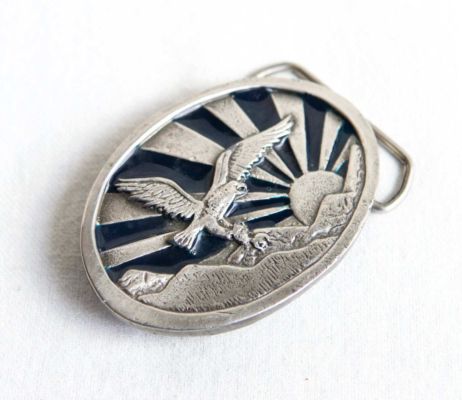 Vintage Weißkopfseeadler Gürtelschnalle... Adler Fliegt Bei Sonnenaufgang Oder Sonnenuntergang... Blauer Emaillierter Himmel von theVINTAGEporter