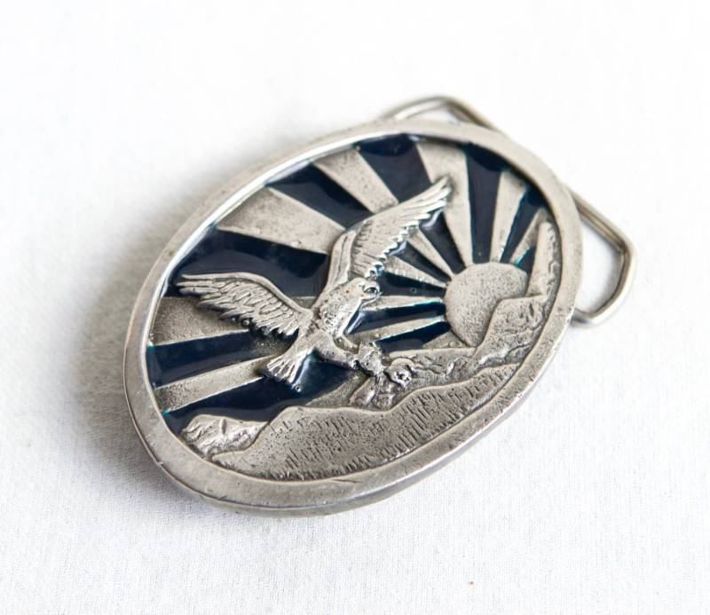 Vintage Weißkopfseeadler Gürtelschnalle... Adler Fliegt Bei Sonnenaufgang Oder Sonnenuntergang... Blauer Emaillierter Himmel von theVINTAGEporter