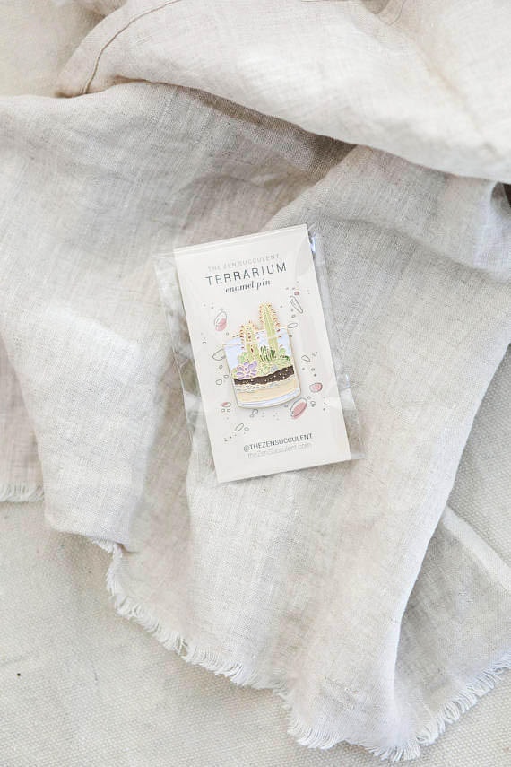 Terrarium Emaille Pin | Pflanze-Inspirierte, Patches, Pflanzenliebhaber, Geschenke Für Mädchen, Pflanze Inspiriert, Saftig, Die Zen-Saftig von theZenSucculent