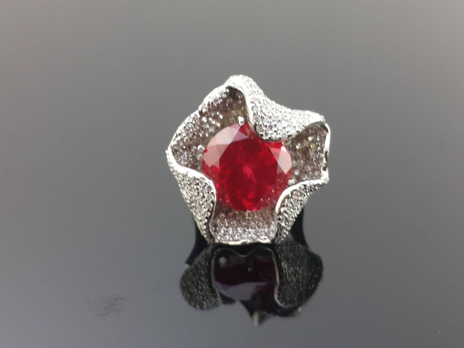 Cocktail Ring Für Frauen 925 Sterling Silber Rot Rund-Schnitt Nieten Blumen Design Schmuck Handgemacht Cz Party Tragen Adastra von theadastrajewelry