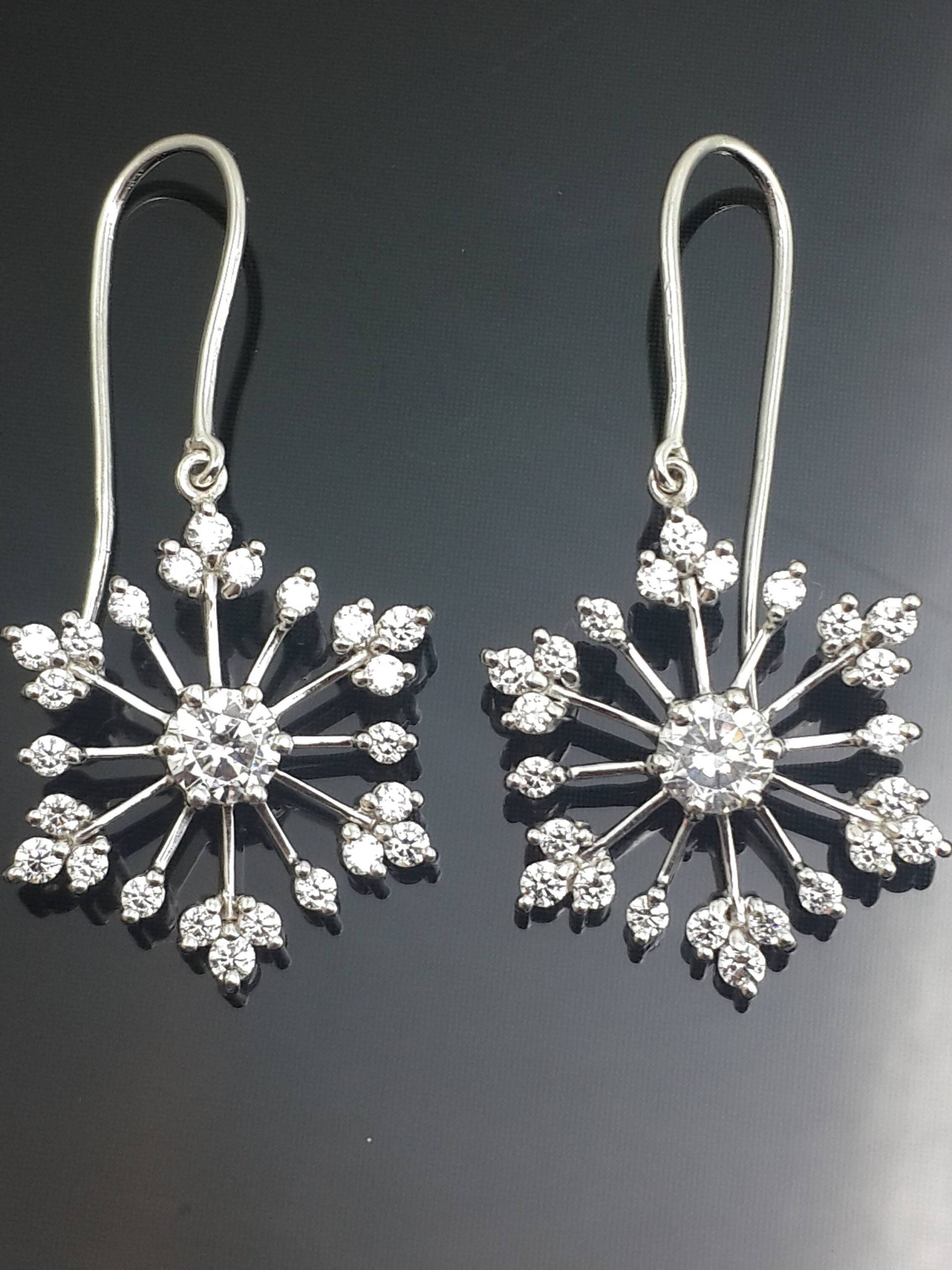 Schneeflocken Ohrringe Für Frauen | 925 Sterling Silber Weißer Diamant Adastra Schmuck von theadastrajewelry