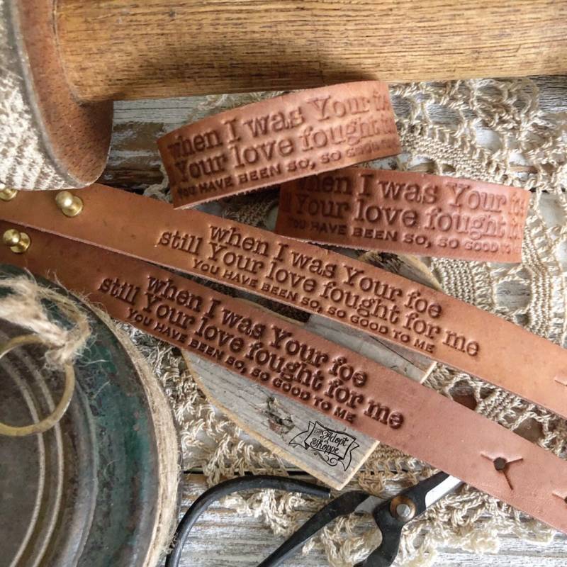 Als Ich Ihr Feind War Kämpfte Noch Ihre Liebe Für Mich Rücksichtslos | Kamel/Natur Lederarmband Als Ich Ihr Feind War Kämpfte Noch Ihre Liebe Für Mich Rücksichtslos | Kamel/Natur Lederarmband von theadoptshoppe