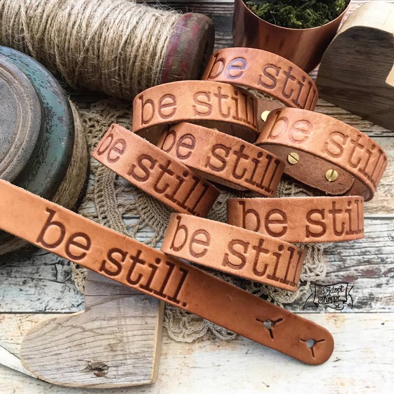 Be Still | Camel/Natur Leder Manschettenarmband von theadoptshoppe