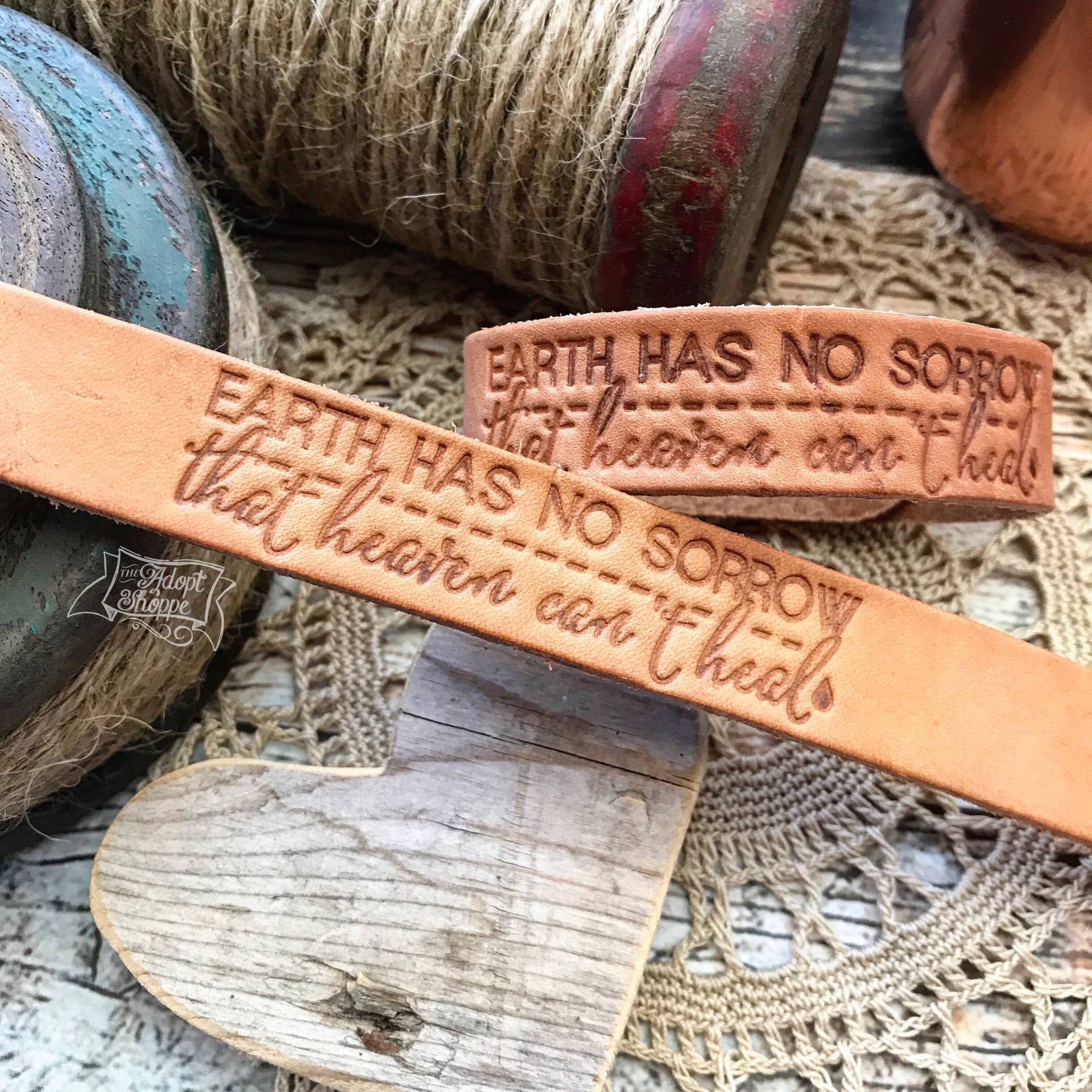 Erde Hat Keine Sorge, Dass Der Himmel Nicht Heilen Kann Leder Manschette | Camel/Natural Erde Hat Keine Sorge, Dass Der Himmel Nicht Heilen Kann Leder Manschette | Camel/Natural von theadoptshoppe