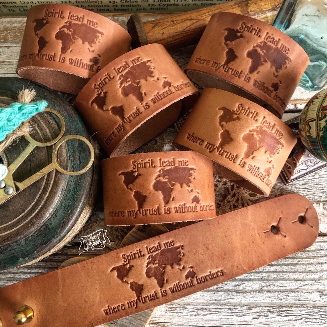 Geist, Führen Sie Mich, Wo Mein Vertrauen Ist Ohne Grenzen Leder Manschette | Kamel/Natur Geist, Führen Sie Mich, Wo Mein Vertrauen Ist Ohne Grenzen Leder Manschette | Kamel/Natur von theadoptshoppe