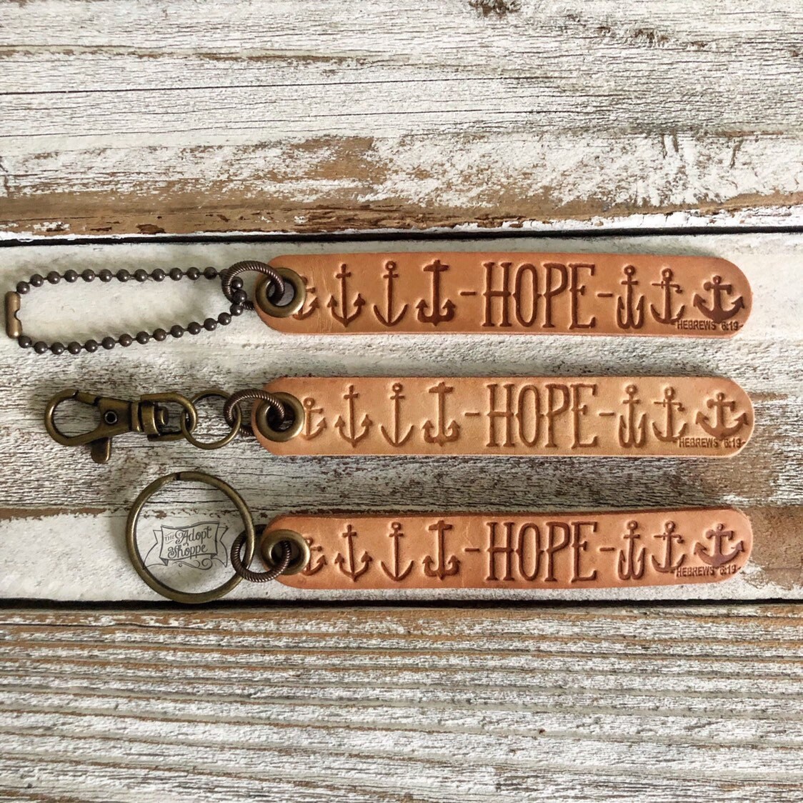 Hoffnung, Die Viele Anker Hebräer 0619 Leder Tag | Kamel/Natur Hoffnung, Die Viele Anker Hebräer 0619 Leder Tag | Kamel/Natur von theadoptshoppe