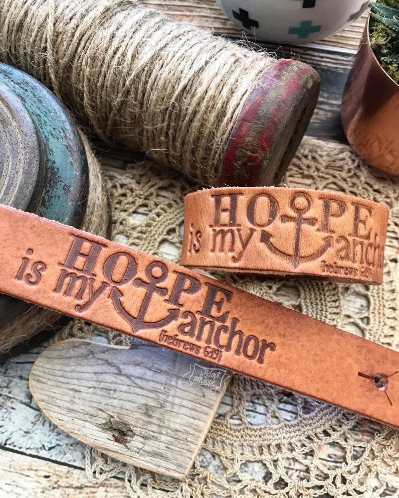Hoffnung Ist Mein Anker | Hebräer 0619 Lederarmband | Kamel/Natur Hoffnung Ist Mein Anker | Hebräer 0619 Lederarmband | Kamel/Natur von theadoptshoppe