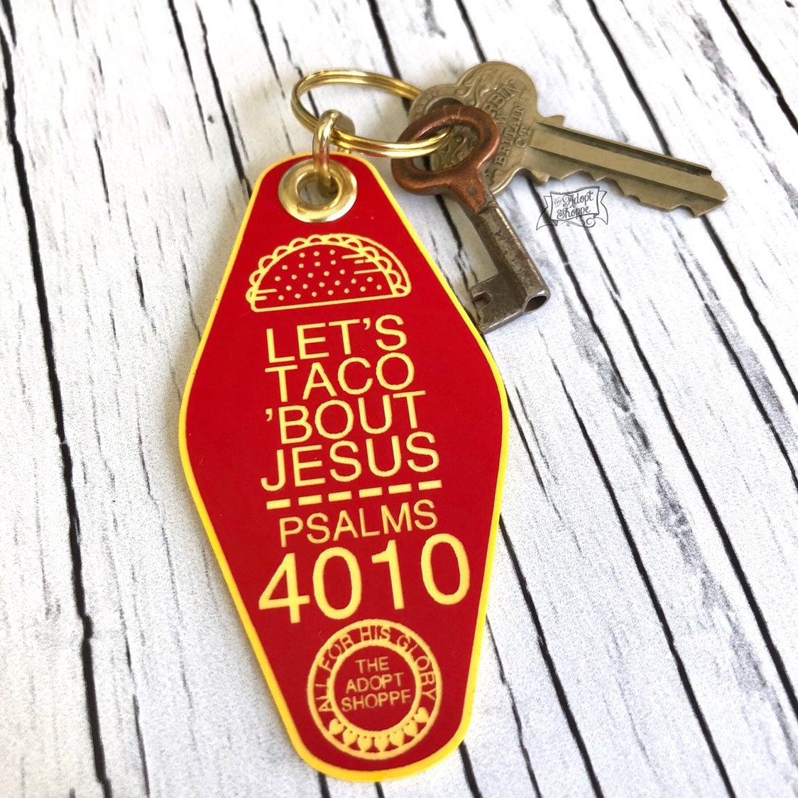 Let Es Taco "Bout Jesus Rot Retro Motel Schlüsselanhänger | Psalmen 4010 Let Es Taco "Bout Jesus Rot Retro Motel Schlüsselanhänger | Psalmen 4010 von theadoptshoppe