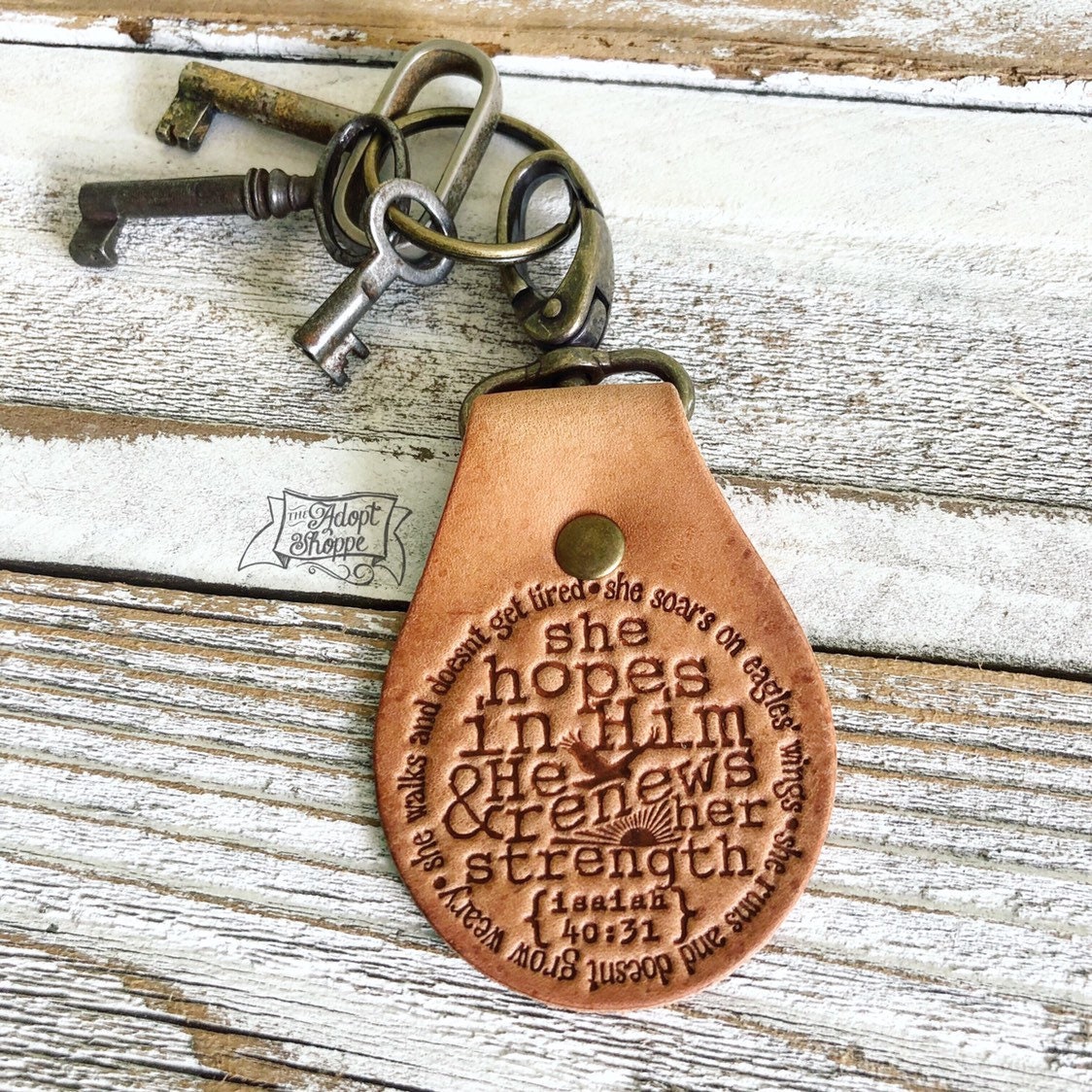 Sie Hofft, in Ihm Und Er Erneuert Ihre Stärke | Jesaja 4031 Leder Schlüsselanhänger Ring | Kamel/Natur Sie Hofft, in Ihm Und Er Erneuert Ihre Stärke | Jesaja 4031 Leder Schlüsselanhänger Ring | Kamel/Natur von theadoptshoppe