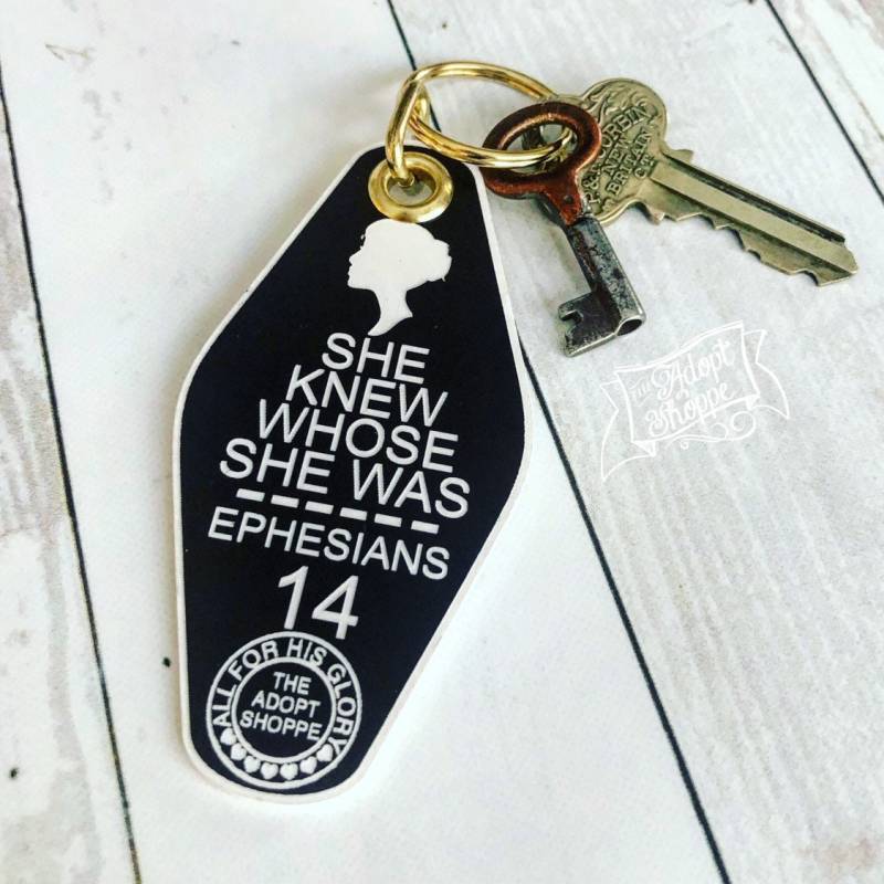 Sie Kannte Wessen Schwarz Weiß War Retro Motel Schlüsselanhänger | Ephemen 14 Sie Kannte Wessen Schwarz Weiß War Retro Motel Schlüsselanhänger | Ephemen 14 von theadoptshoppe