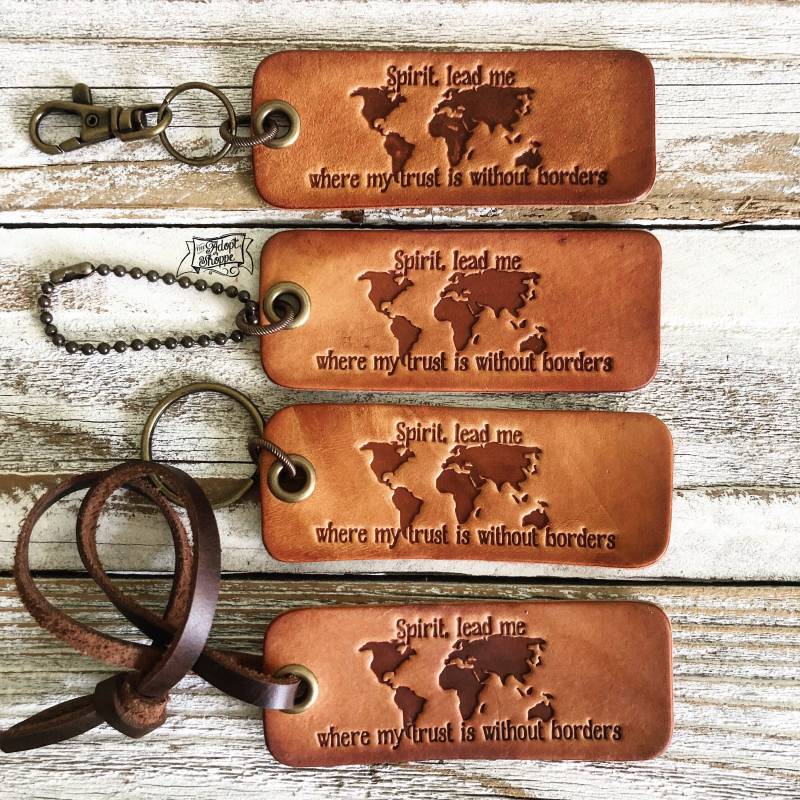 Spiritillere, Führe Mich Dahin Wo Mein Vertrauen Ohne Grenzen Ist Lederanhänger | Kamel/Natur Spiritillere, Führe Mich Dahin Wo Mein Vertrauen Ohne Grenzen Ist Lederanhänger | Kamel/Natur von theadoptshoppe