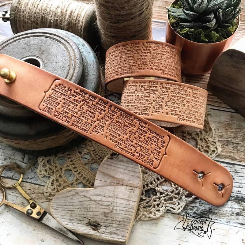 Tugendhafte Frau Sprüche 31 Lederarmband | Camel/Natur von theadoptshoppe
