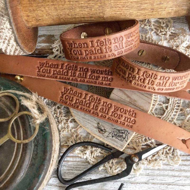 Wenn Ich Fühlte Mich Nicht Wert, Den Sie Es Bezahlt Liebe Alle Für Rücksichtslos | Kamel/Natur Ledermanschette von theadoptshoppe