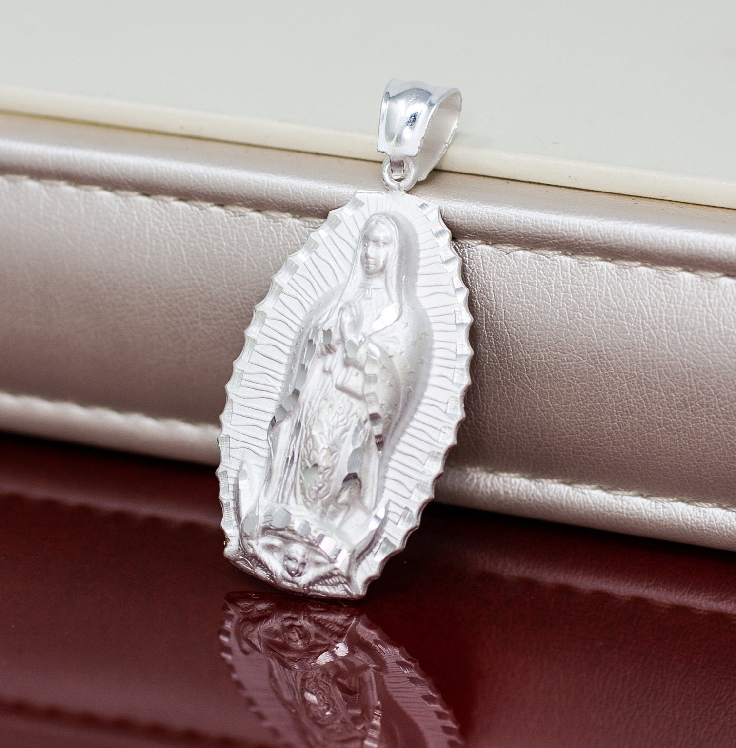 sterling Silber Unsere Liebe Frau Von Guadalupe Medaille, Virgen De Bilder, Jungfrau Maria Halskette, Guadalupana Halskette von theangelfaith